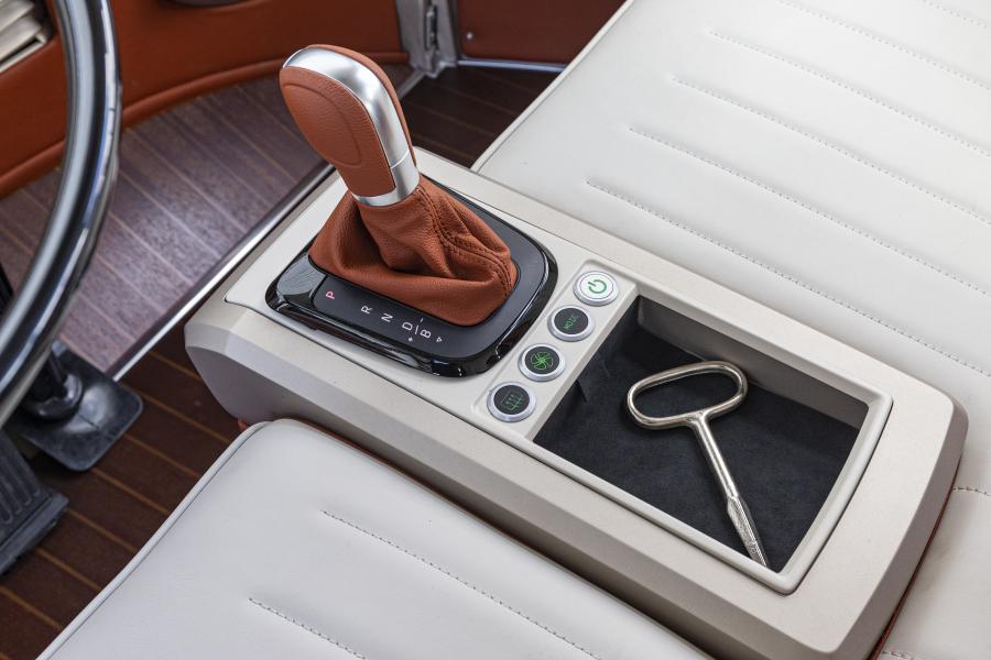 Детали интерьера Volkswagen e-Bulli Concept 2020 года  (фото 8 из 12)